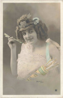 FANTAISIE - Femmes - Une Femme Déguisée En Cupidon - Flèches - Colorisé - Carte Postale  Ancienne - Mujeres