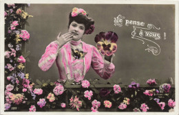 CARTE PHOTO - Une Fille Tenant Une Fleur - Roses - Colorisé - Carte Postale Ancienne - Photographie