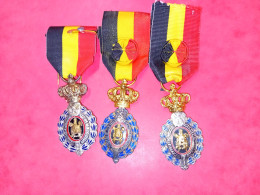 Trois Médailles De Travail Une Avec épingle - Professionali / Di Società