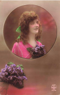 CARTE PHOTO - Portrait - Femme Dans Un Cadre - Fleurs Violettes - Colorisé - Carte Postale Ancienne - Photographie