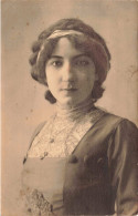 CARTE PHOTO - Portrait - Femme De Classe Moyenne  - Carte Postale Ancienne - Photographie