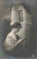 CARTE PHOTO - Profil - Femme Lisant Un Livre - Carte Postale Ancienne - Photographie