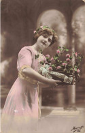 CARTE PHOTO - Femme Avec Un Bouquet De Fleurs - Couronne De Flerus - Colorisé - Carte Postale Ancienne - Photographie