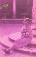 CARTE PHOTO - Femme Assise Sur Des Marches - Carte Postale Ancienne - Fotografie