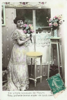 PHOTOGRAPHIE - Une Femme Tenant Un Bouquet De Fleurs - Colorisé - Carte Postale Ancienne - Photographie