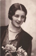 CARTE PHOTO - Portrait - Femme Avec Un Collier De Perles - Fleurs - Carte Postale Ancienne - Photographie