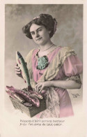 FETES ET VOEUX - Poisson D'avril - Une Femme Tenant Un Poisson - Colorisé - Carte Postale Ancienne - Erster April