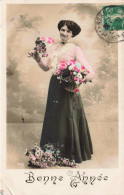 FETES ET VOEUX - Nouvel An -  Une Femme Tenant Des Fleurs - Colorisé - Carte Postale Ancienne - 1er Avril - Poisson D'avril