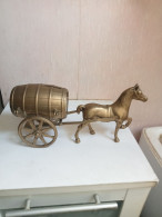 Cheval Et Charette En Laiton Ou Bronze Avec Tonneau Longueur 28 Cm Hauteur 15 Cm - Bronzes