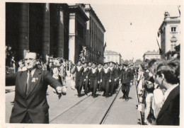 Bruxelles , 1 Petite  Photo , Défilé Militaire , Rue De La Régence ? ,  Au Fond La Place Royale ,  Marin Anglais ? - Fêtes, événements