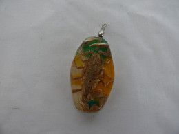 REAL GOLD SCORPION GLOW LUCITE NECKLACE PENDANT INSECT JEWELRY TAXIDERMY #1851 - Pendentifs