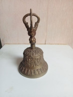 Cloche Du XIXème En Bronze Doré Sculpté Hauteur 18 Cm Diamètre 9 Cm - Campanas