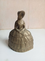 Cloche Du XIXème En Bronze Doré Figurine Hauteur 13 Cm - Campanas