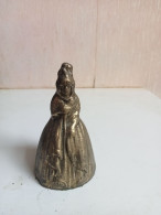 Cloche Du XIXème En Bronze Doré Figurine Hauteur 11 Cm - Glocken