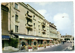 Saint-Céré - L'Hôtel Du Touring Et Sa Terrasse Fleurie - Saint-Céré