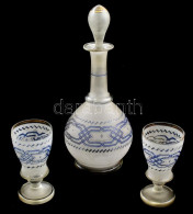 19. Sz. Második Fele, Empír Mintás Italos üveg Palack, 2 Pohárral, Kis Kopottsággal, M: 13,5 - 32,5 Cm - Glas & Kristal