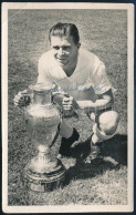 Puskás Ferenc (1927-2006) Autográf Aláírása őt Magát Mint A Real Madrid BEK-győztes Labdarúgóját Megörökítő Fotón, Hátol - Sonstige & Ohne Zuordnung