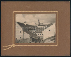 Cca 1910 Körmöcbánya (Kremnica, Felvidék) Pipagyár, Háttérben A Szent Katalin Vártemplom 8x11 Cm-es Fekete-fehér Fotó Pa - Sonstige & Ohne Zuordnung