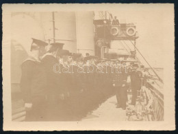 1917 S.M.S. Satellit (1883-1920) Torpedó Romboló Hadihajó Legénysége, Hátoldalán Ritka Hajópecséttel / An Officer Review - Other & Unclassified