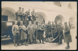 1926 Szerb Katonák Kenyérosztása Péterváradon, Eredeti Fotó Lapként Elküldve, Szép állapotban, 9×14 Cm - Sonstige & Ohne Zuordnung