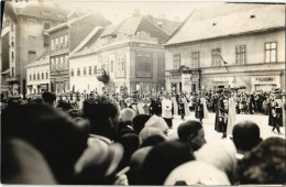 * T2/T3 1927 Budapest, Szent István Ünnep Augusztus 20-án, Felvonulás Az Utcán, Fehérnemű Tisztító és Tejüzem. Photo (Rb - Ohne Zuordnung