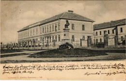 T2 1904 Eperjes, Presov; Tüzérségi Laktanya Erzsébet Királyné (Sissi) Szobrával. Cattarino S. Utóda Kiadása / K.u.K. Mil - Sin Clasificación