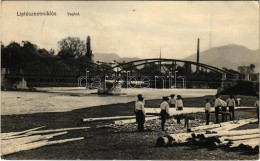 T2/T3 1915 Liptószentmiklós, Liptovsky Mikulas; Vág Híd, Tutajosok Faszállításhoz Készülődnek / Váh River Bridge, Rafter - Unclassified