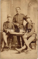 T2/T3 1910 Győr, Magyar Katonák Sörözés Közben / Hungarian Military, Soldiers Drinking Beer. Photo (EK) - Ohne Zuordnung