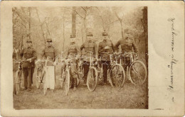 * T2/T3 Katonák Kerékpárral Verseny Előtt / K.u.K. Military, Soldiers With Bicycles Before The Race. Photo (ragasztónyom - Non Classificati