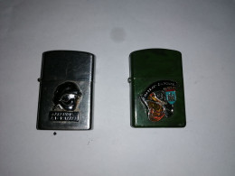 DEUX BRIQUETS TYPES ZIPPO THEME POMPIERS - Zippo