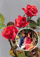 COUPLE - Un Couple Et Des Roses - Haut Rouge à Rayures  - Colorisé - Carte Postale - Coppie