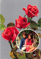 COUPLE - Un Couple Et Des Roses - Haut Rouge à Rayures - Colorisé - Carte Postale - Paare