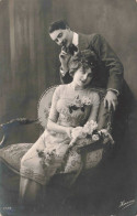 COUPLES - Portrait Sur Une Banquette  -  Carte Postale  Ancienne - Parejas