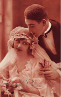 NOCES - Le Mari Et Sa Femme Parés Pour Leur Mariage - L'homme Embrassant Son Front - Carte Postale Ancienne - Nozze