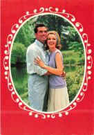 COUPLE - Un Couple Heureux - Forêt - Cadre Et Fond Rouge - Colorisé - Carte Postale - Parejas