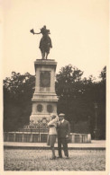 COUPLE - Photographie D'un Couple Près D'un Monument - Carte Postale  Ancienne - Couples