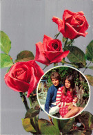 COUPLE - Un Couple Et Des Roses - Haut Rouge à Rayures - Colorisé - Carte Postale - Koppels
