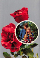 COUPLE - Un Couple Et Des Roses - Colorisé - Carte Postale - Parejas