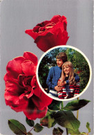 COUPLE  - Un Couple Et Des Roses - Roses Rouges - Colorisé - Carte Postale - Paare