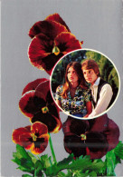 COUPLE  - Un Couple Et Des Fleurs - Femme Portant Une Blouse Bleue - Colorisé - Carte Postale - Couples