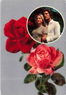 COUPLE - Un Couple Et Des Roses - Un Homme En Chemise Blanche - Colorisé - Carte Postale - Parejas