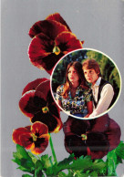 COUPLE - Un Couple Et Des Fleurs - Colorisé - Carte Postale - Parejas