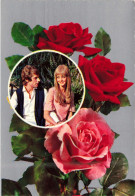 COUPLE - Un Couple Et Des Roses - Un Homme Admirant Sa Compagne -  Colorisé - Carte Postale - Paare