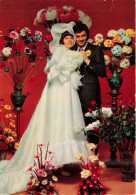 NOCES - L'époux Et La Mariée - Des Mariés Entourés De Fleurs - Murs Rouges - Colorisé - Carte Postale - Marriages