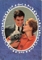 COUPLE - Un Couple Avec Leur Petit Chien - Manteau Orange -  Colorisé - Carte Postale - Couples