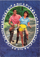 COUPLE - Un Couple Sur Leurs Vélos - Colorisé - Carte Postale - Parejas