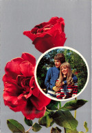 COUPLE - Un Couple Et Des Roses - Femme Blonde - Colorisé - Carte Postale - Parejas