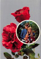 COUPLE - Un Couple Et Des Roses - Femme Blonde - Colorisé - Carte Postale - Couples