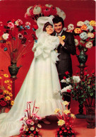 NOCES  - L'époux Et La Mariée - Mariés Entourés De Fleurs - Salle Rouge - Colorisé - Carte Postale - Matrimonios