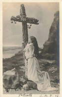 RELIGION - Christianisme - Foi - Femme à Genoux Devant La Croix  - Carte Postale Ancienne - Tableaux, Vitraux Et Statues